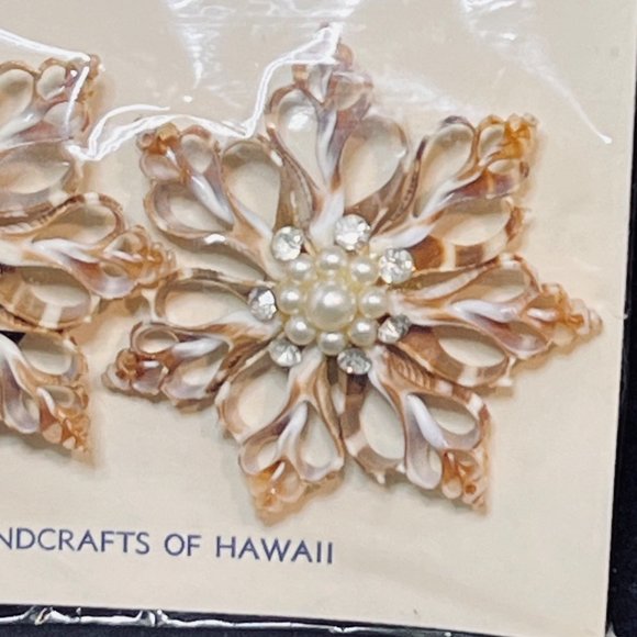 Native Handcrafts Silver Tone & Shell Screw Back Earrings Made In Hawaii (4910) - Picture 3 of 6